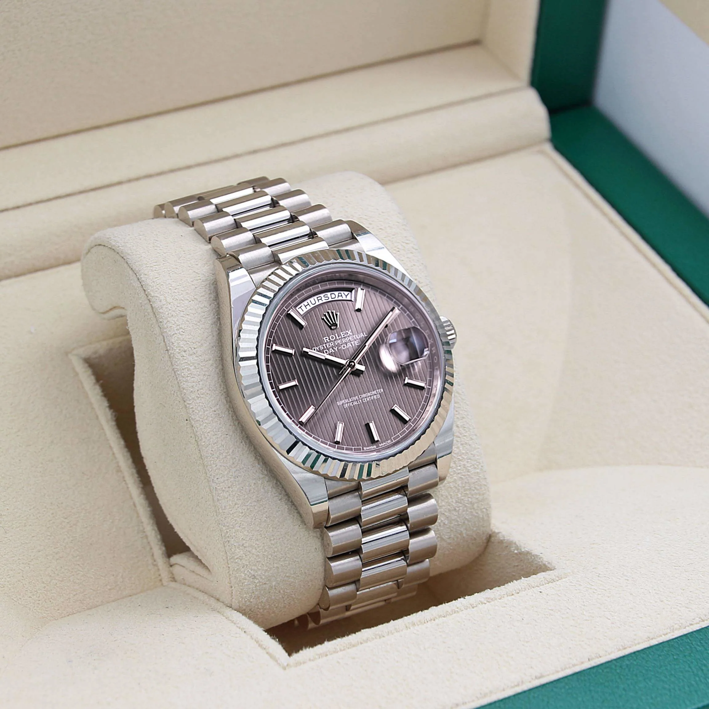 Rolex Day-Date 40 ref. 228239 - Rhodium Lines Motif Dial - Full Set - Image 2