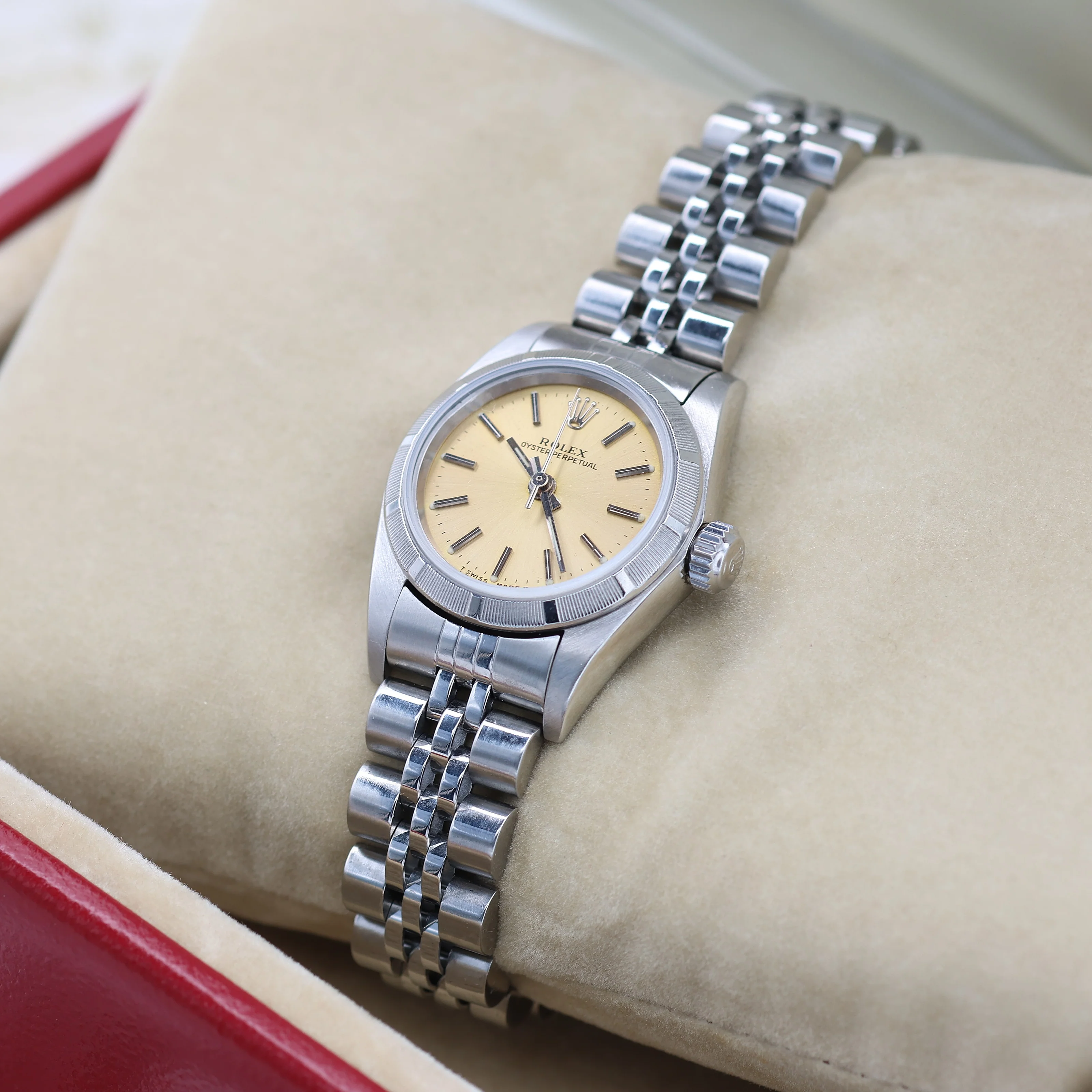 Rolex Lady Oyster Perpetual ref. 76030 - Champagne Dial - Jubilee Bracelet